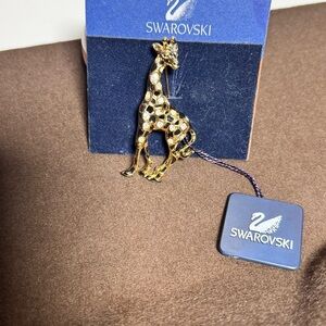 Swarovski Giraffe Brooch – Gold-Plated with Crystal Accents